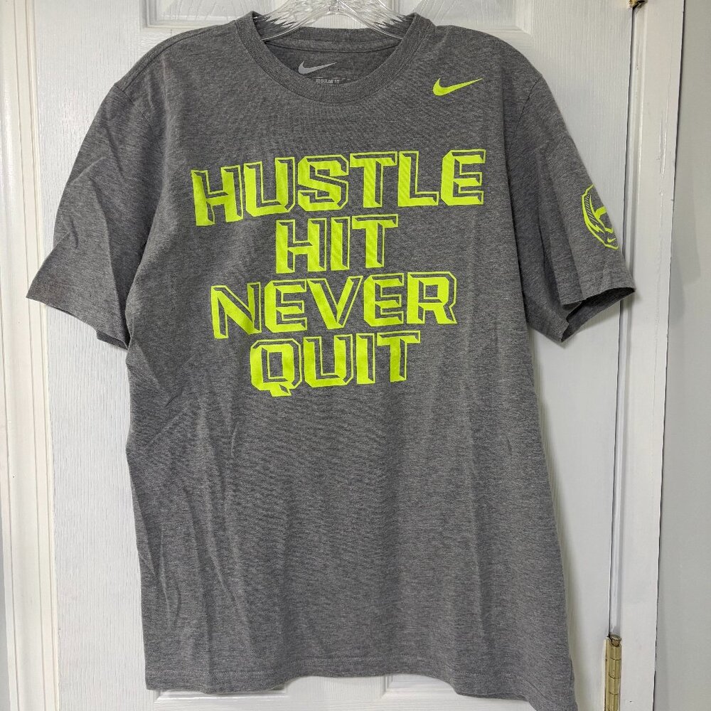 Nike "Hustle Hit Never Quit" Short Sleeve Graphic T-Shirt Medium